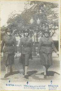 Bertha Moraes, Virgínia Portocarrero e Maria Luiza Vilela Henry com uniformes de passeio; Maria Luiza está à direita.