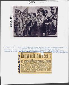 Olga Mendes, Carmem Bebiano, Bertha Moraes e Virgínia Portocarrero na condecoração dos generais Mascarenhas de Moraes e Zenóbio da Costa; Olga aparece à esquerda.
