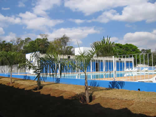 Piscinas e área verde da ADPM